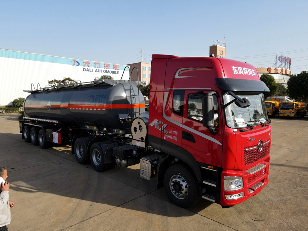 28方腐蚀品罐式运输半挂车